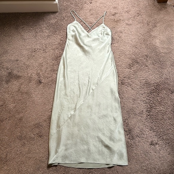 💚 Effortless Satin Dress 💚 - Picture 2 of 4